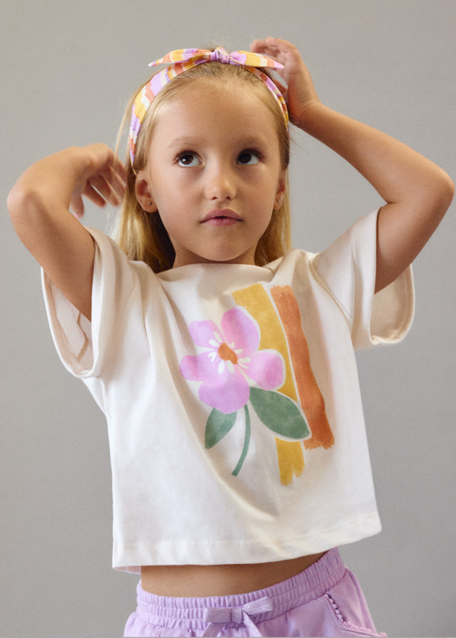 A flower‑print cropped t‑shirt with a fitted silhouette and botanical design.